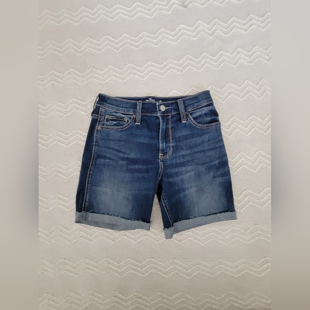 Hollister Mid-Rise Shorts 7", Size 3 / w26